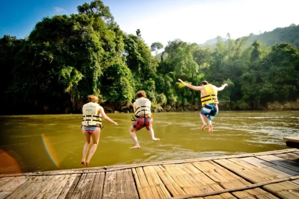 ปิดเทอมนี้... พาลูกนั่งเรือลุยป่า ตามหาขุมทรัพย์ธรรมชาติ! ปักหมุด 6 แลนด์มาร์กห้ามพลาดที่กาญจนบุรี พักผ่อนสุดฟินที่ River Kwai Resotel 1 รวมมาให้แล้ว จุดเช็กอินกาญจนบุรี เล่นน้ำได้ใกล้ชิดธรรมชาติ