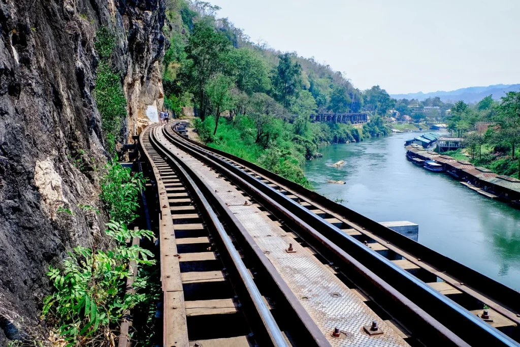 Echoes of History: An Authoritative Guide to the Bridge over the River Kwai and Refined Sanctuary at River Kwai Resotel 2 เดินเที่ยวบนทางรถไฟสายมรณะ